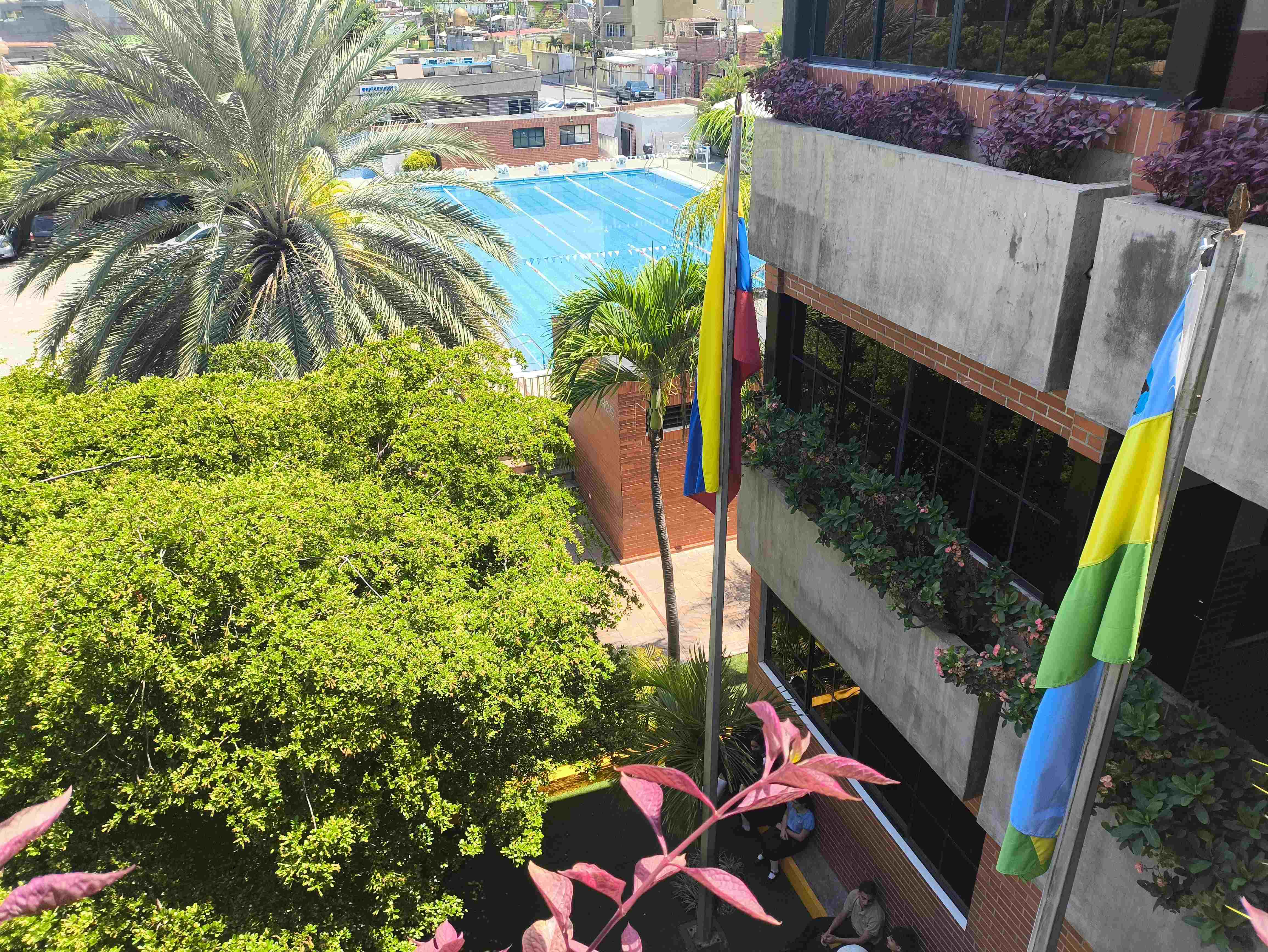 Estudiantes y comunidad del U.E. Colegio María Auxiliadora en Lechería